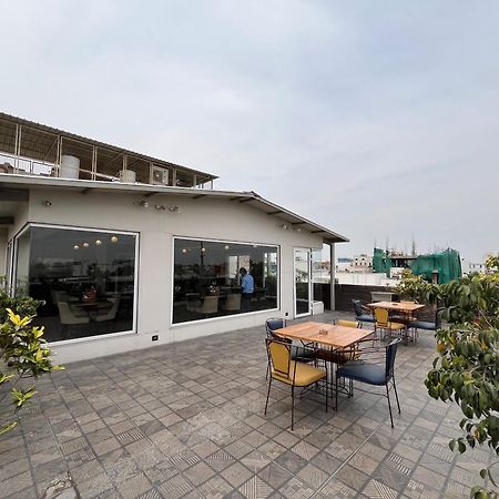 ורנאסי Hotel Royal Livin מראה חיצוני תמונה
