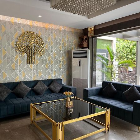 ורנאסי Hotel Royal Livin מראה חיצוני תמונה