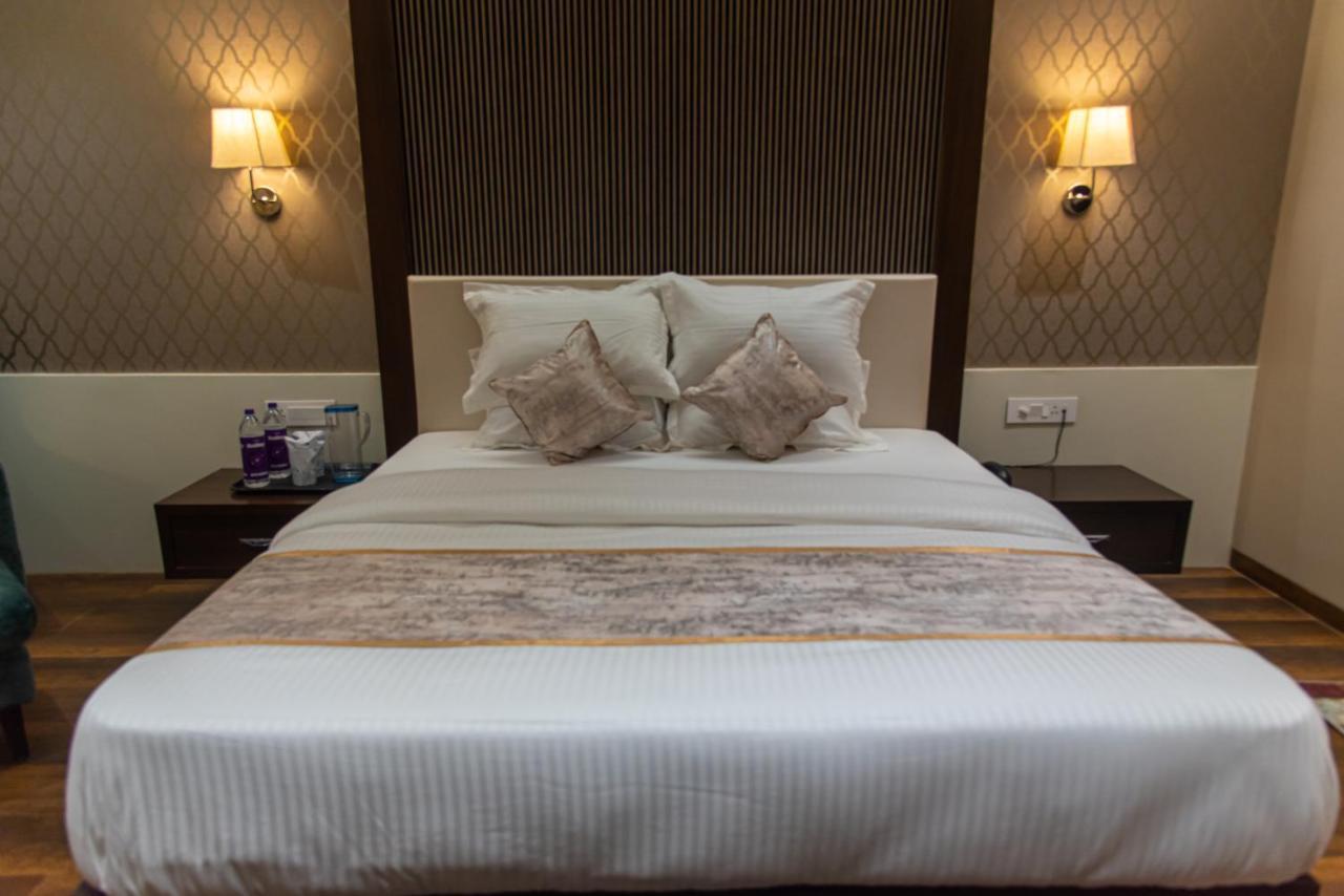 ורנאסי Hotel Royal Livin מראה חיצוני תמונה