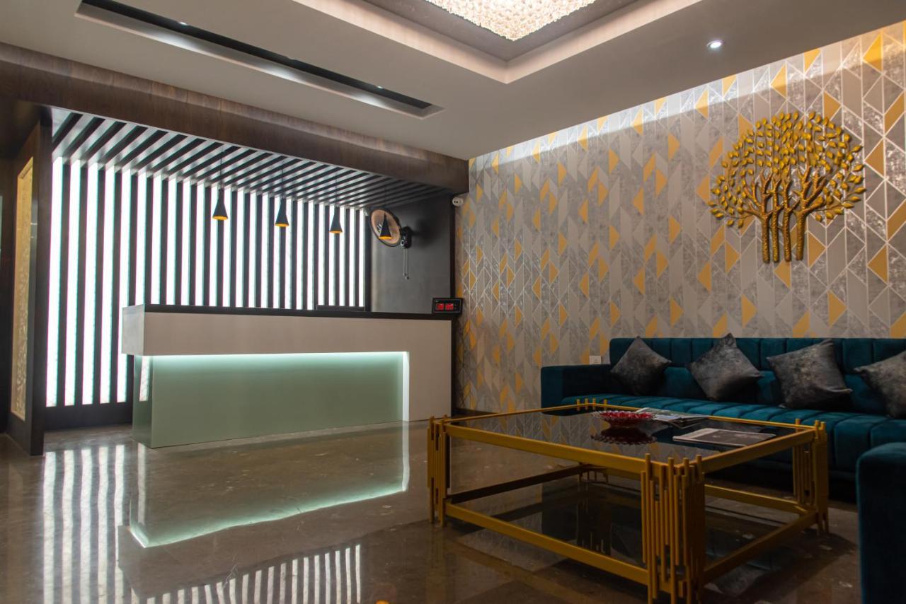 ורנאסי Hotel Royal Livin מראה חיצוני תמונה