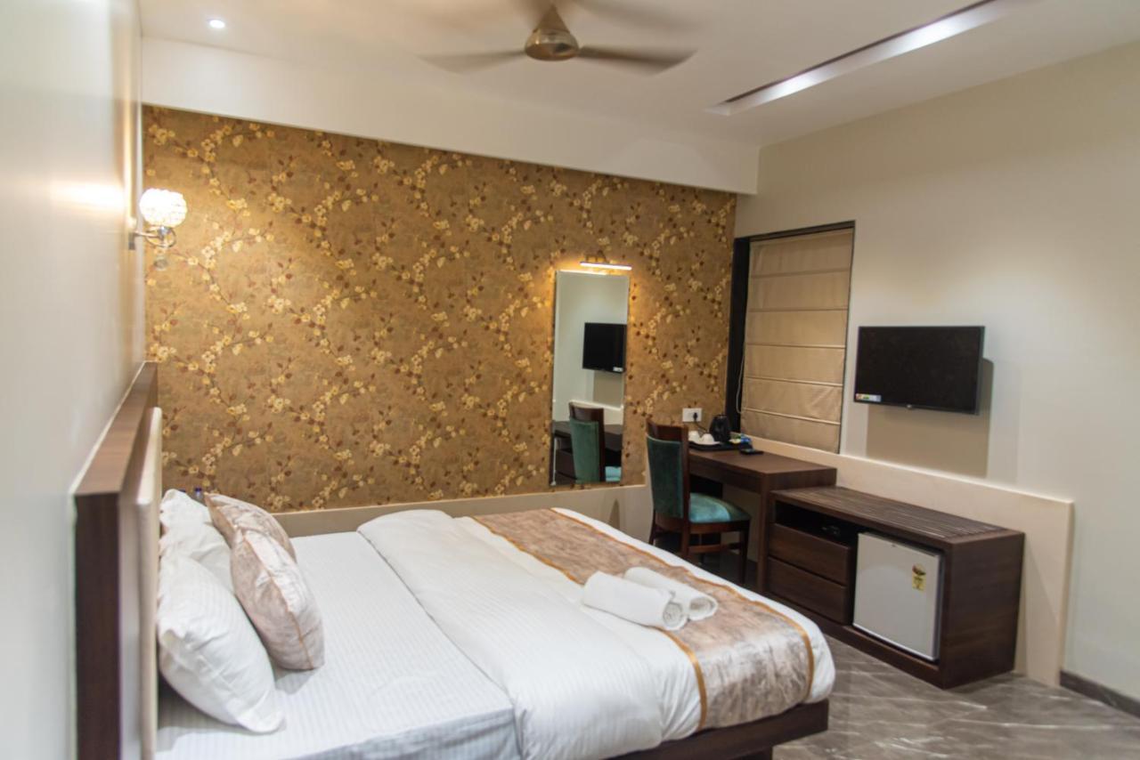 ורנאסי Hotel Royal Livin מראה חיצוני תמונה