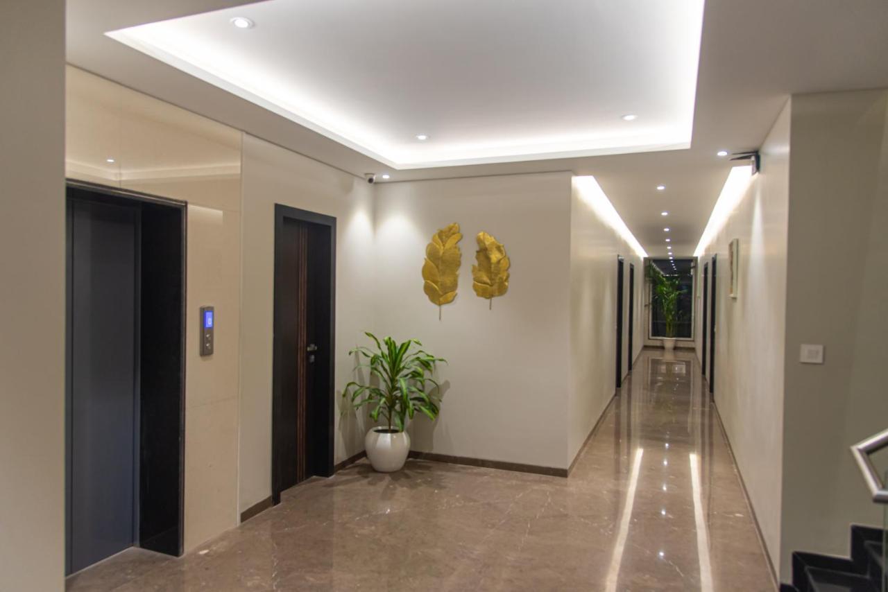 ורנאסי Hotel Royal Livin מראה חיצוני תמונה