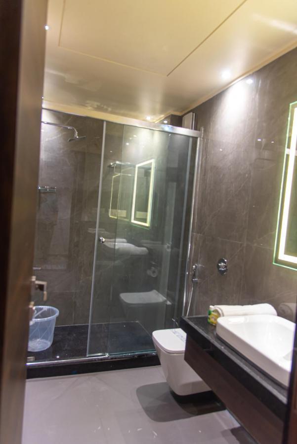ורנאסי Hotel Royal Livin מראה חיצוני תמונה