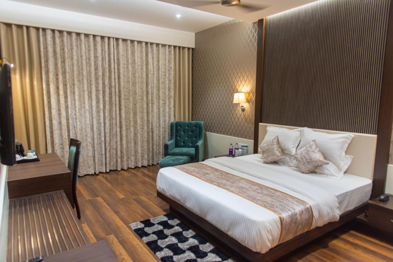 ורנאסי Hotel Royal Livin מראה חיצוני תמונה