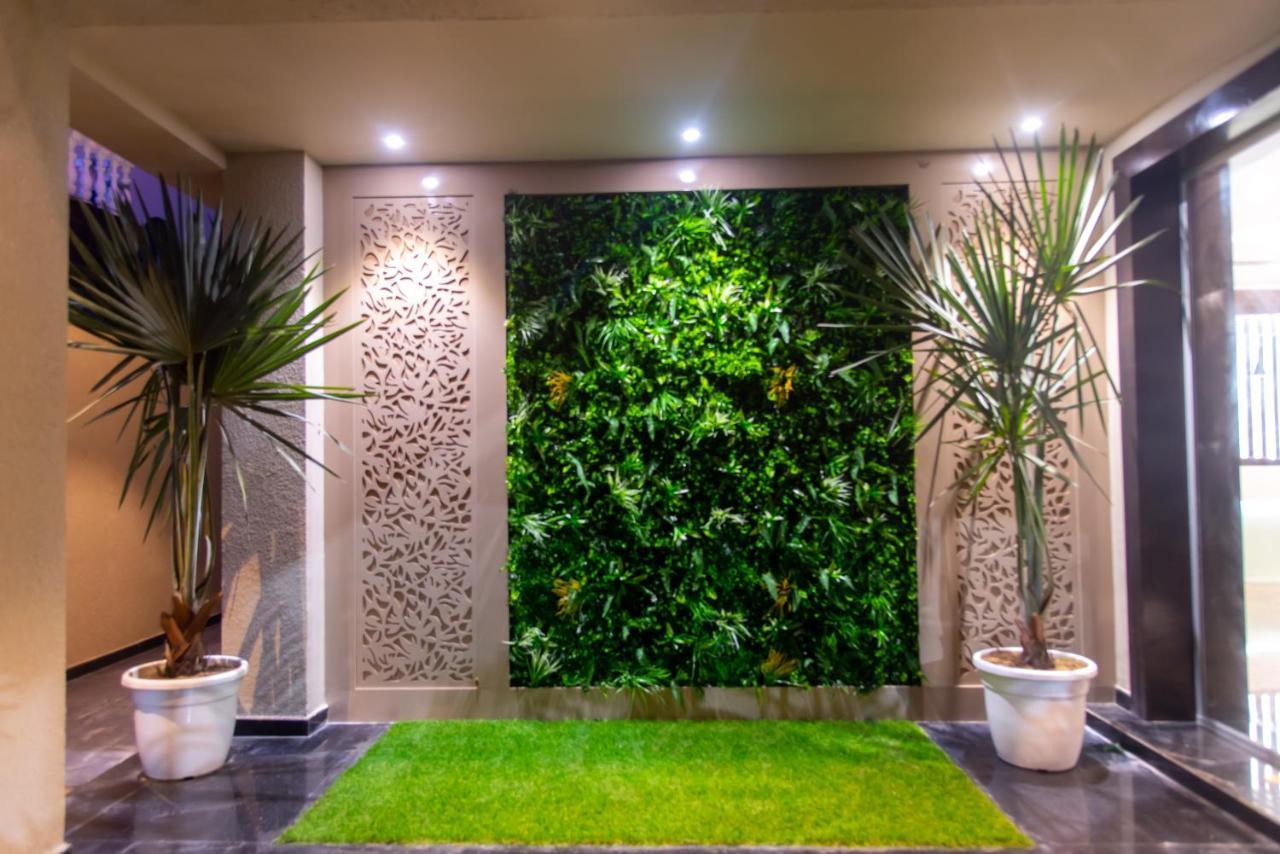 ורנאסי Hotel Royal Livin מראה חיצוני תמונה