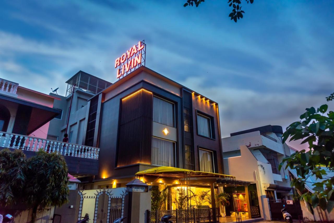 ורנאסי Hotel Royal Livin מראה חיצוני תמונה