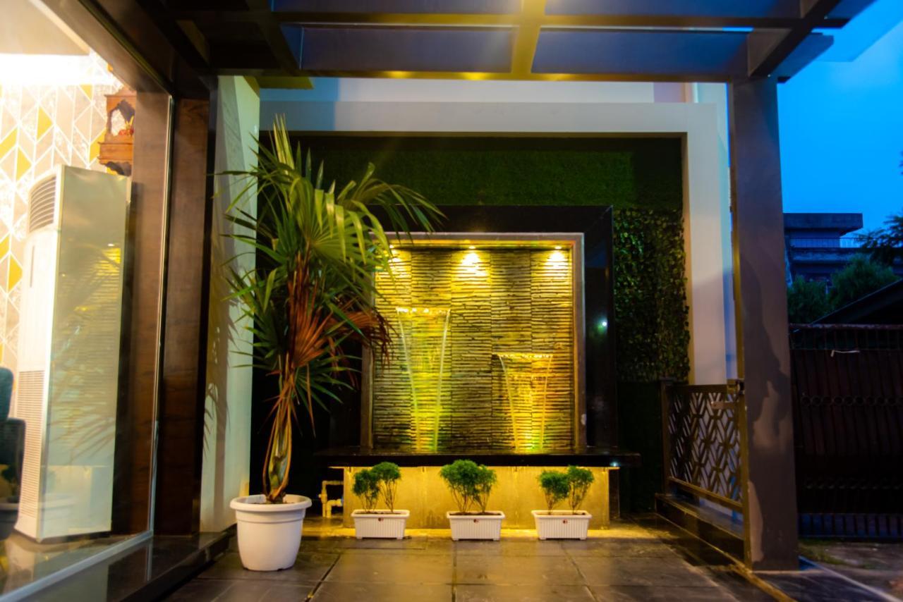 ורנאסי Hotel Royal Livin מראה חיצוני תמונה