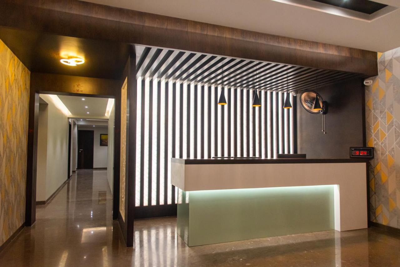 ורנאסי Hotel Royal Livin מראה חיצוני תמונה