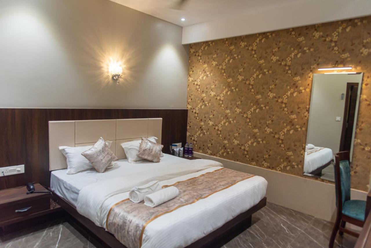 ורנאסי Hotel Royal Livin מראה חיצוני תמונה