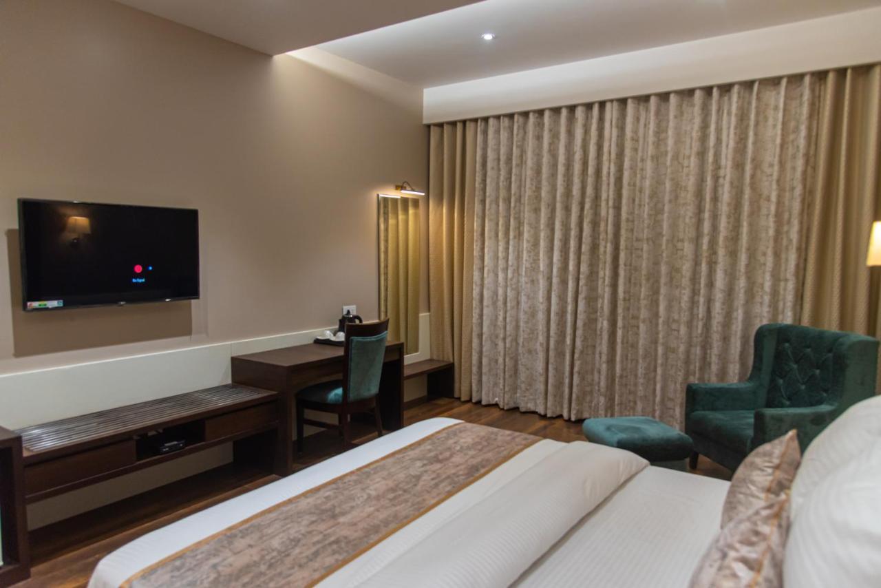 ורנאסי Hotel Royal Livin מראה חיצוני תמונה