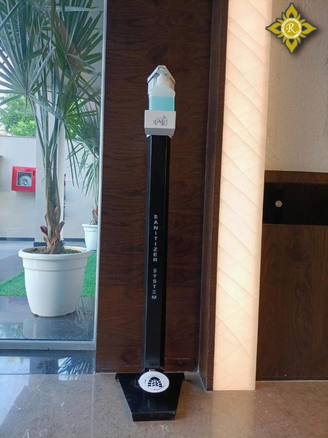 ורנאסי Hotel Royal Livin מראה חיצוני תמונה