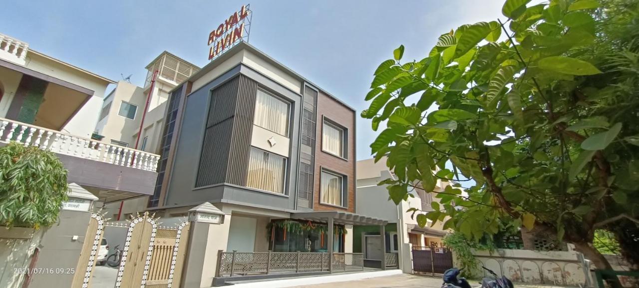 ורנאסי Hotel Royal Livin מראה חיצוני תמונה