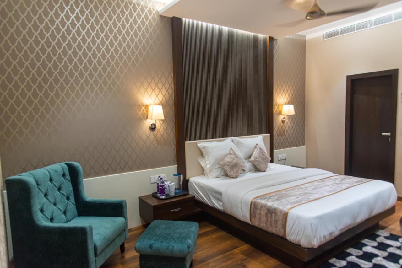 ורנאסי Hotel Royal Livin מראה חיצוני תמונה