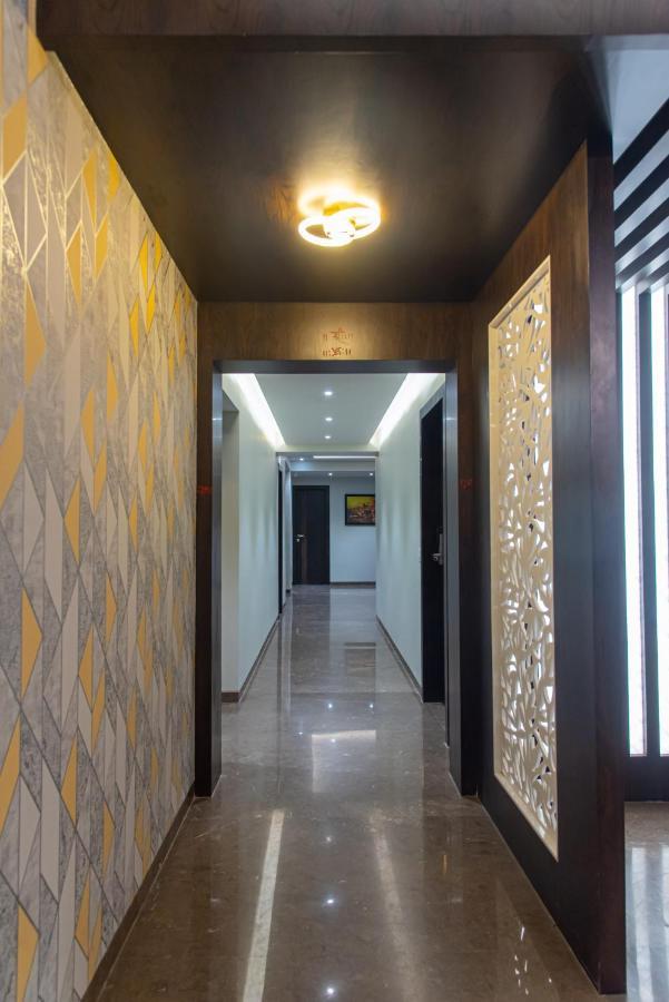 ורנאסי Hotel Royal Livin מראה חיצוני תמונה