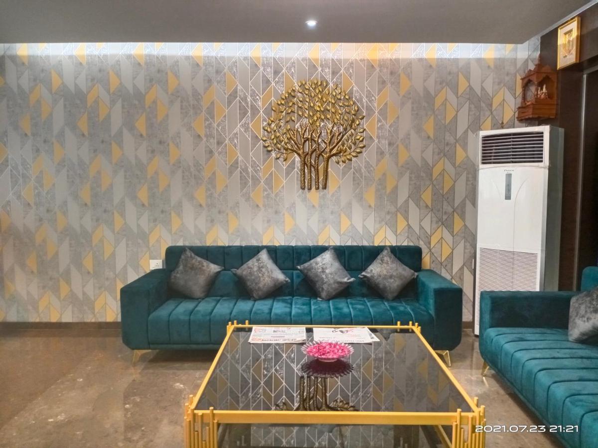 ורנאסי Hotel Royal Livin מראה חיצוני תמונה