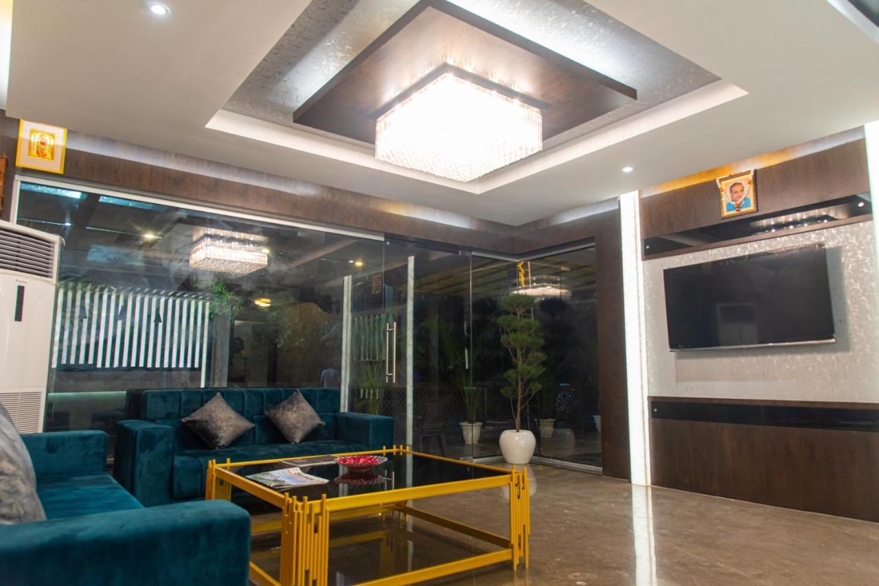ורנאסי Hotel Royal Livin מראה חיצוני תמונה