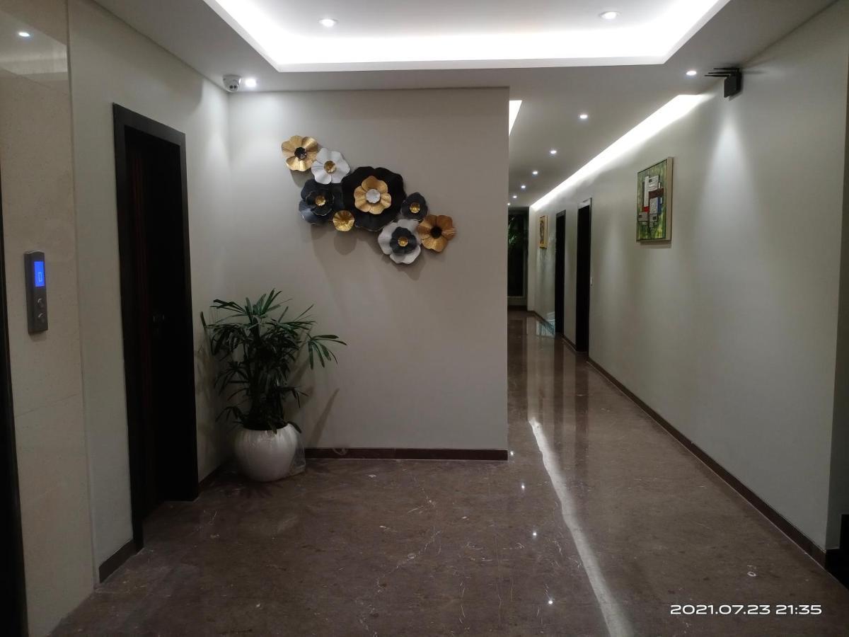 ורנאסי Hotel Royal Livin מראה חיצוני תמונה