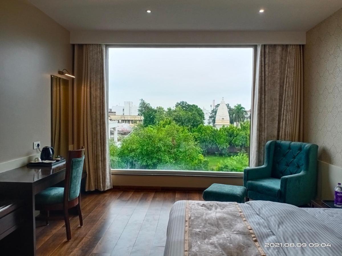 ורנאסי Hotel Royal Livin מראה חיצוני תמונה