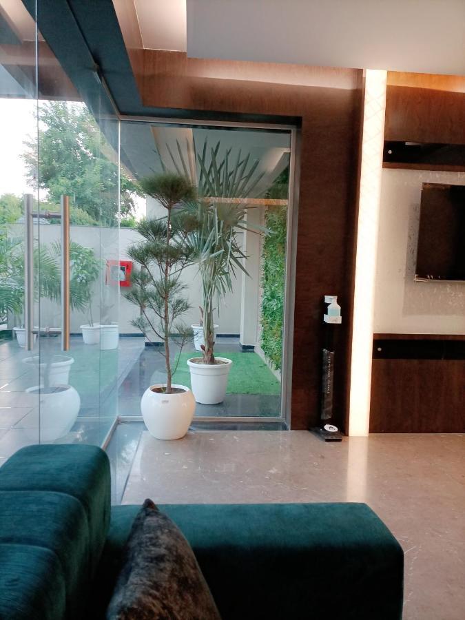 ורנאסי Hotel Royal Livin מראה חיצוני תמונה