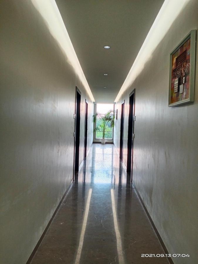 ורנאסי Hotel Royal Livin מראה חיצוני תמונה