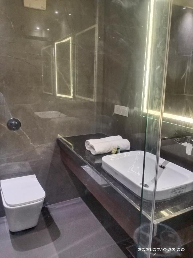 ורנאסי Hotel Royal Livin מראה חיצוני תמונה