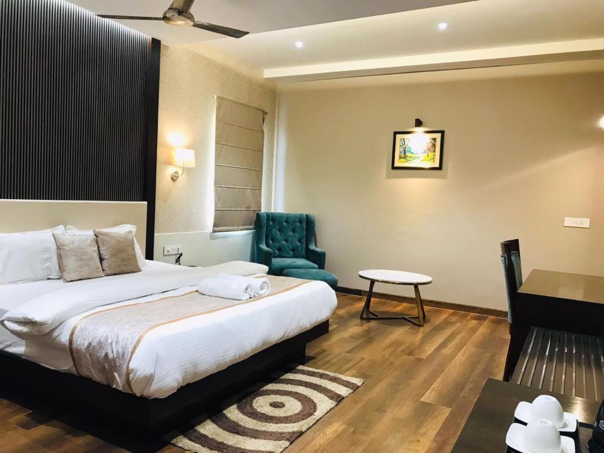 ורנאסי Hotel Royal Livin מראה חיצוני תמונה
