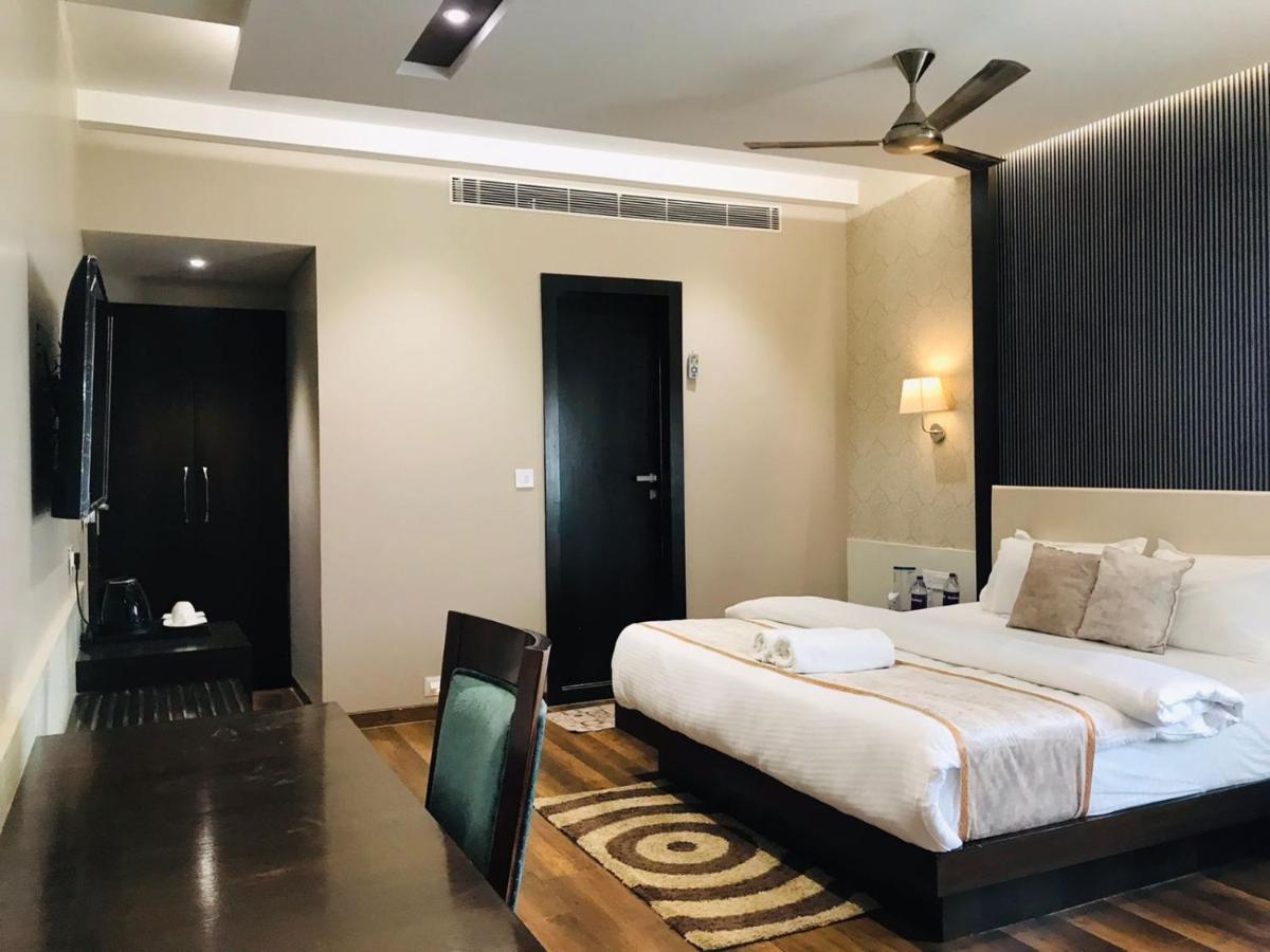 ורנאסי Hotel Royal Livin מראה חיצוני תמונה