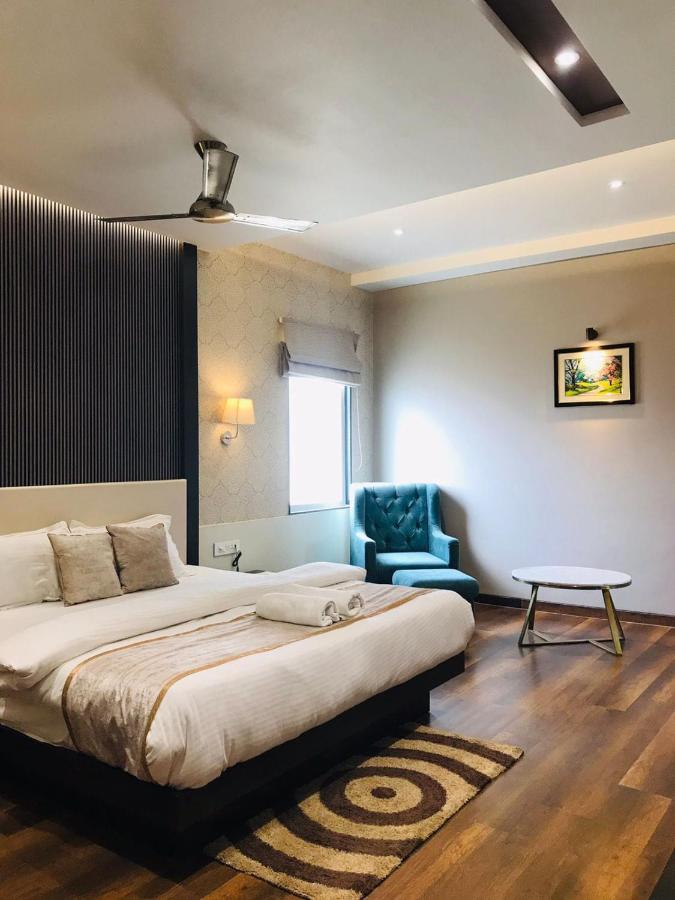 ורנאסי Hotel Royal Livin מראה חיצוני תמונה