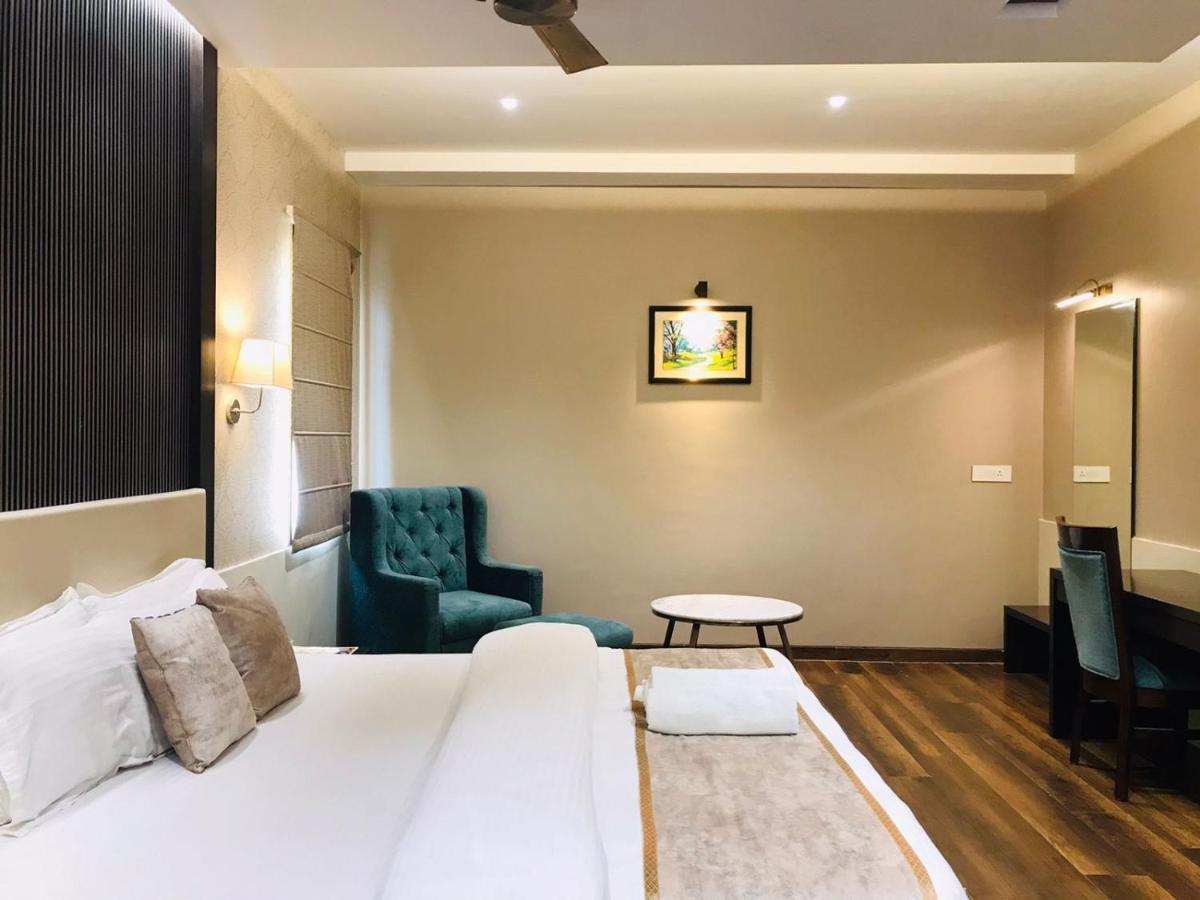 ורנאסי Hotel Royal Livin מראה חיצוני תמונה