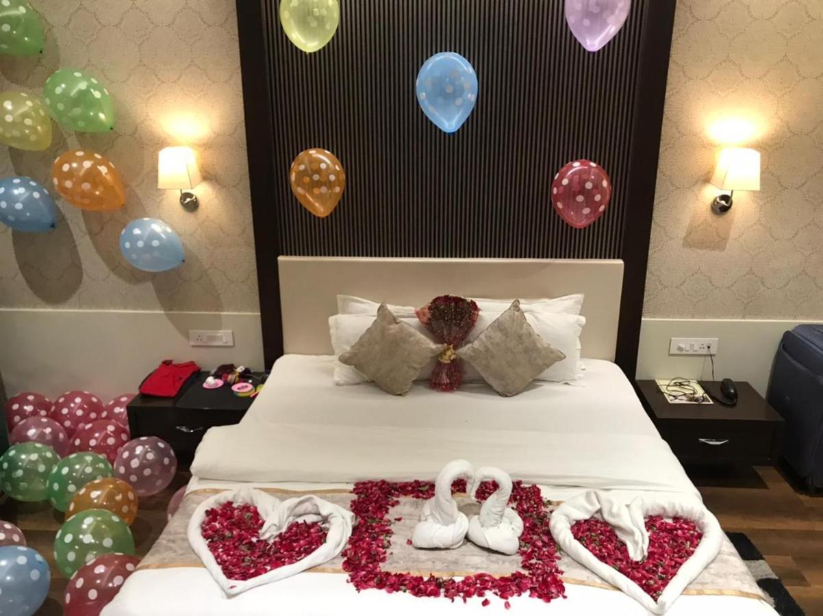 ורנאסי Hotel Royal Livin מראה חיצוני תמונה