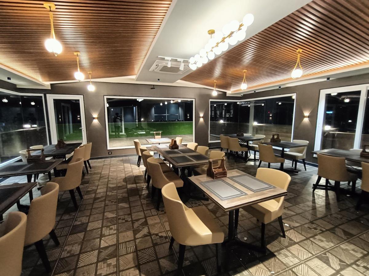 ורנאסי Hotel Royal Livin מראה חיצוני תמונה