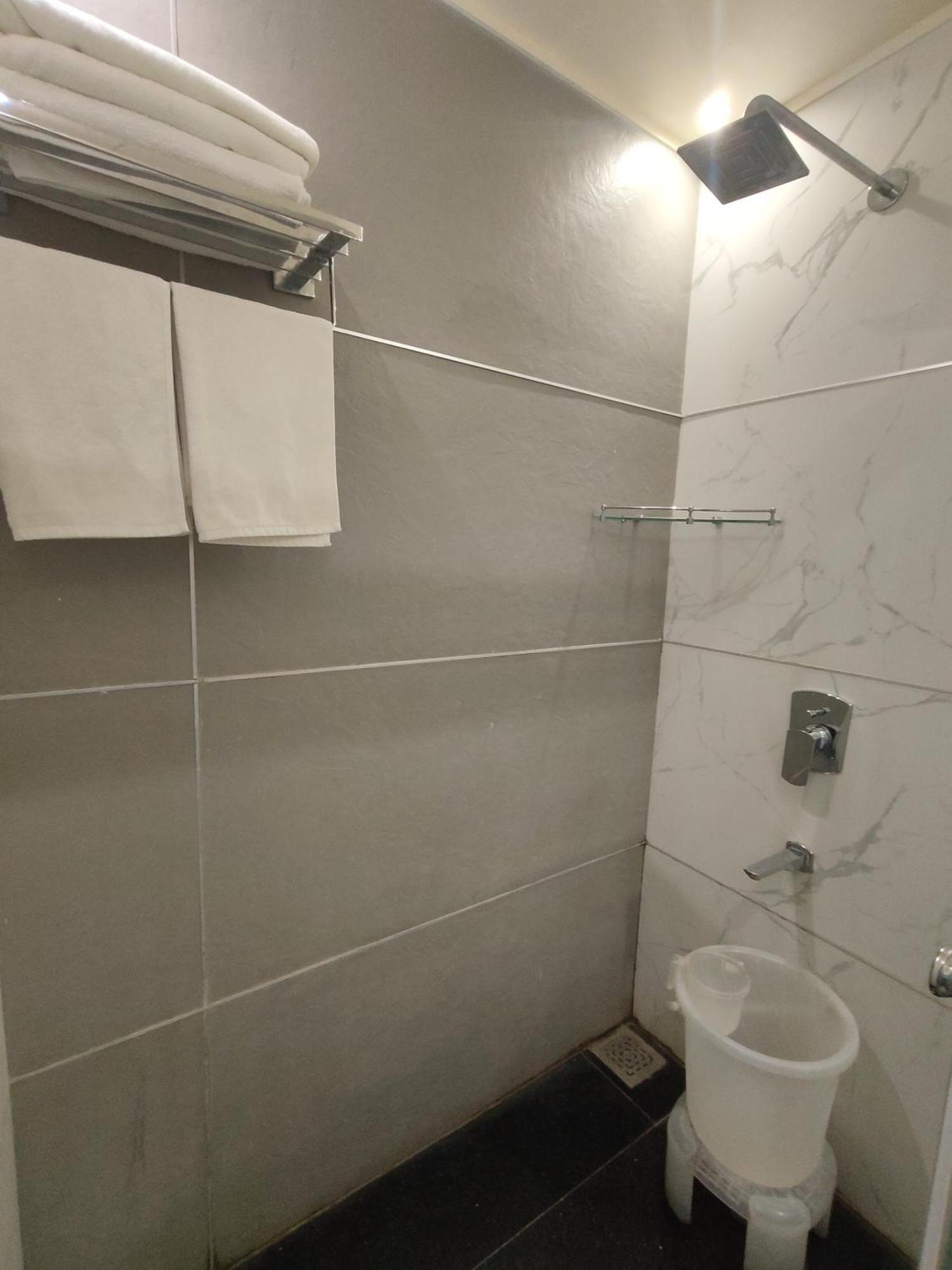 ורנאסי Hotel Royal Livin מראה חיצוני תמונה