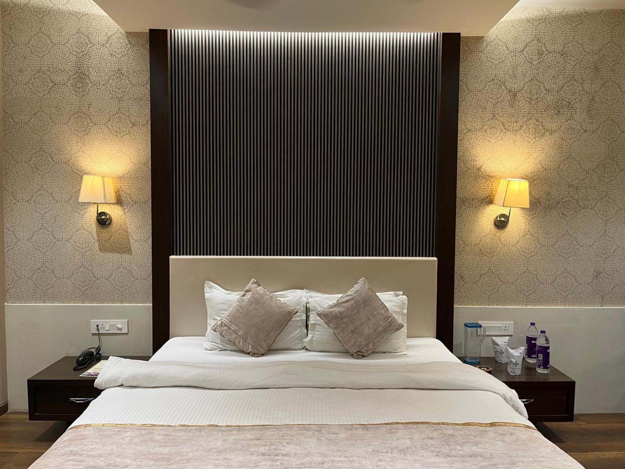 ורנאסי Hotel Royal Livin מראה חיצוני תמונה