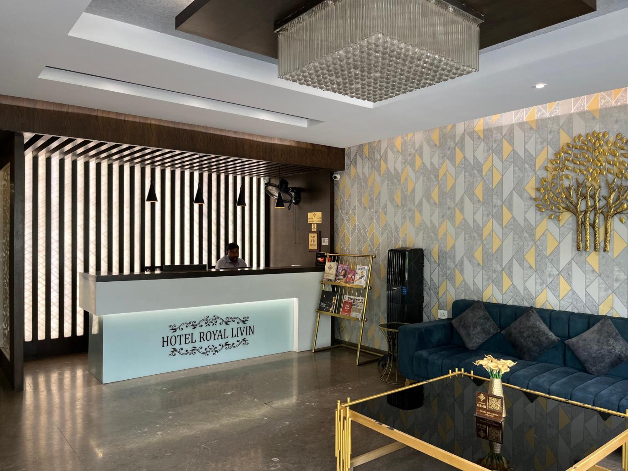 ורנאסי Hotel Royal Livin מראה חיצוני תמונה