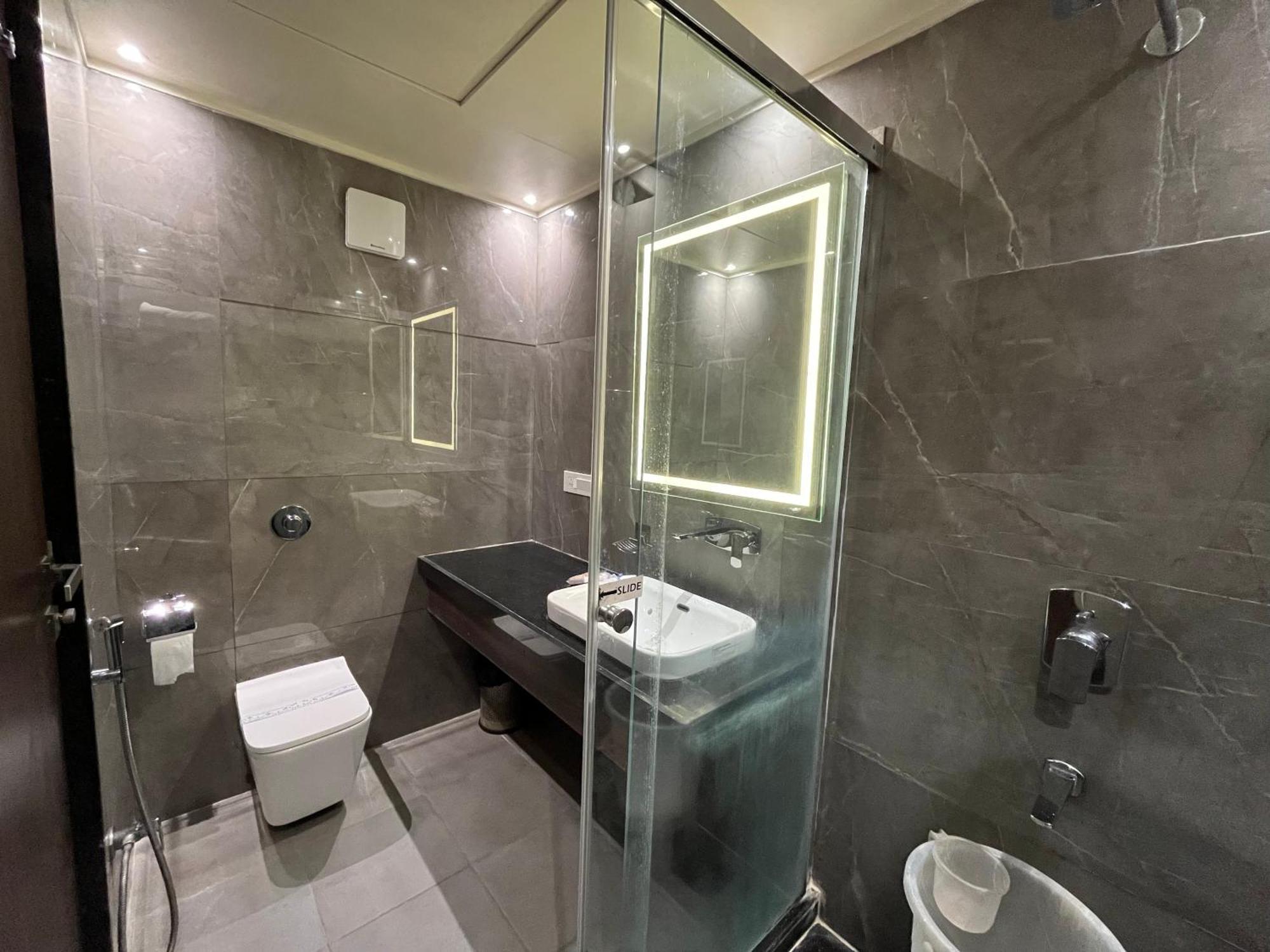 ורנאסי Hotel Royal Livin מראה חיצוני תמונה