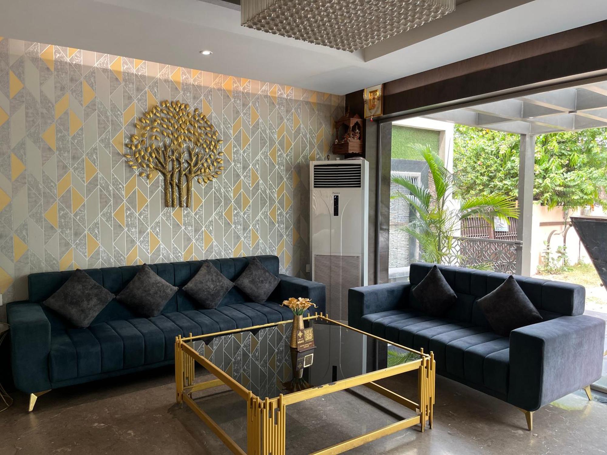 ורנאסי Hotel Royal Livin מראה חיצוני תמונה