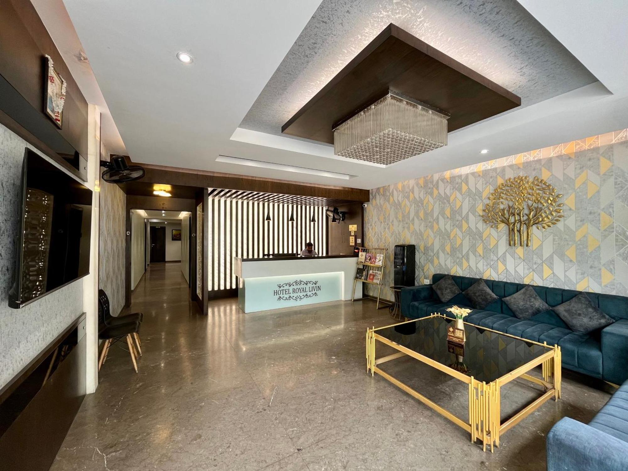 ורנאסי Hotel Royal Livin מראה חיצוני תמונה