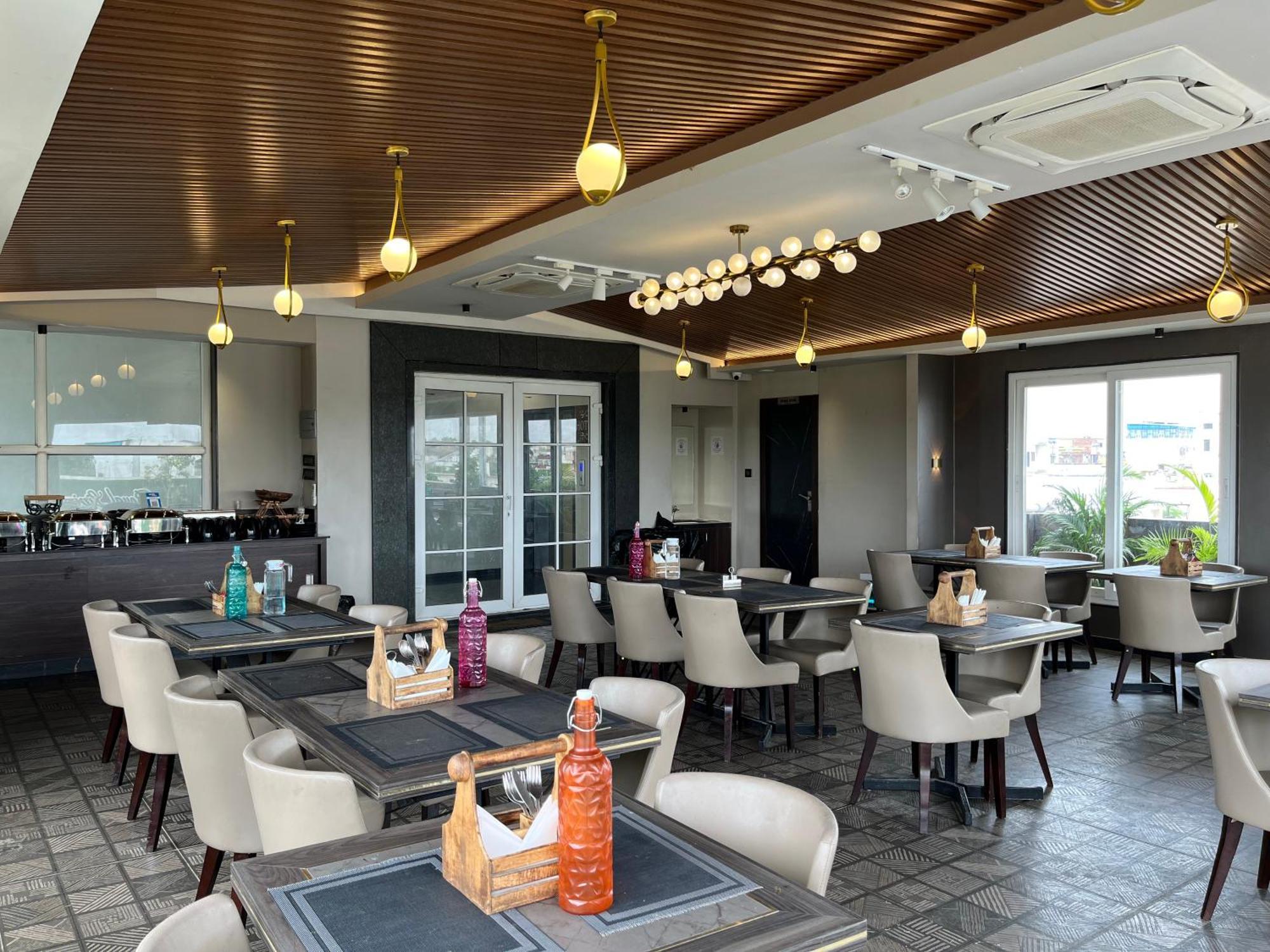 ורנאסי Hotel Royal Livin מראה חיצוני תמונה