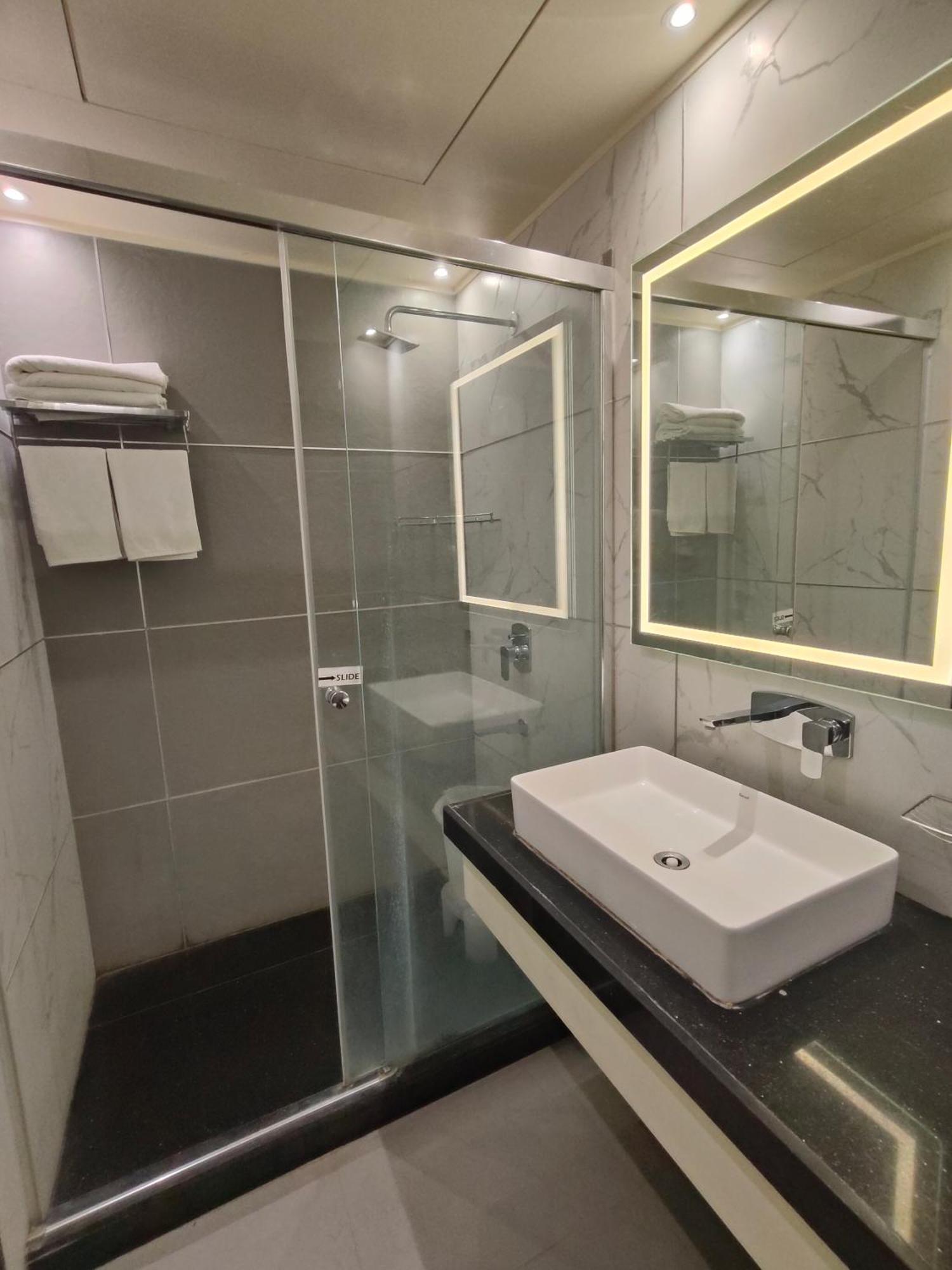 ורנאסי Hotel Royal Livin מראה חיצוני תמונה