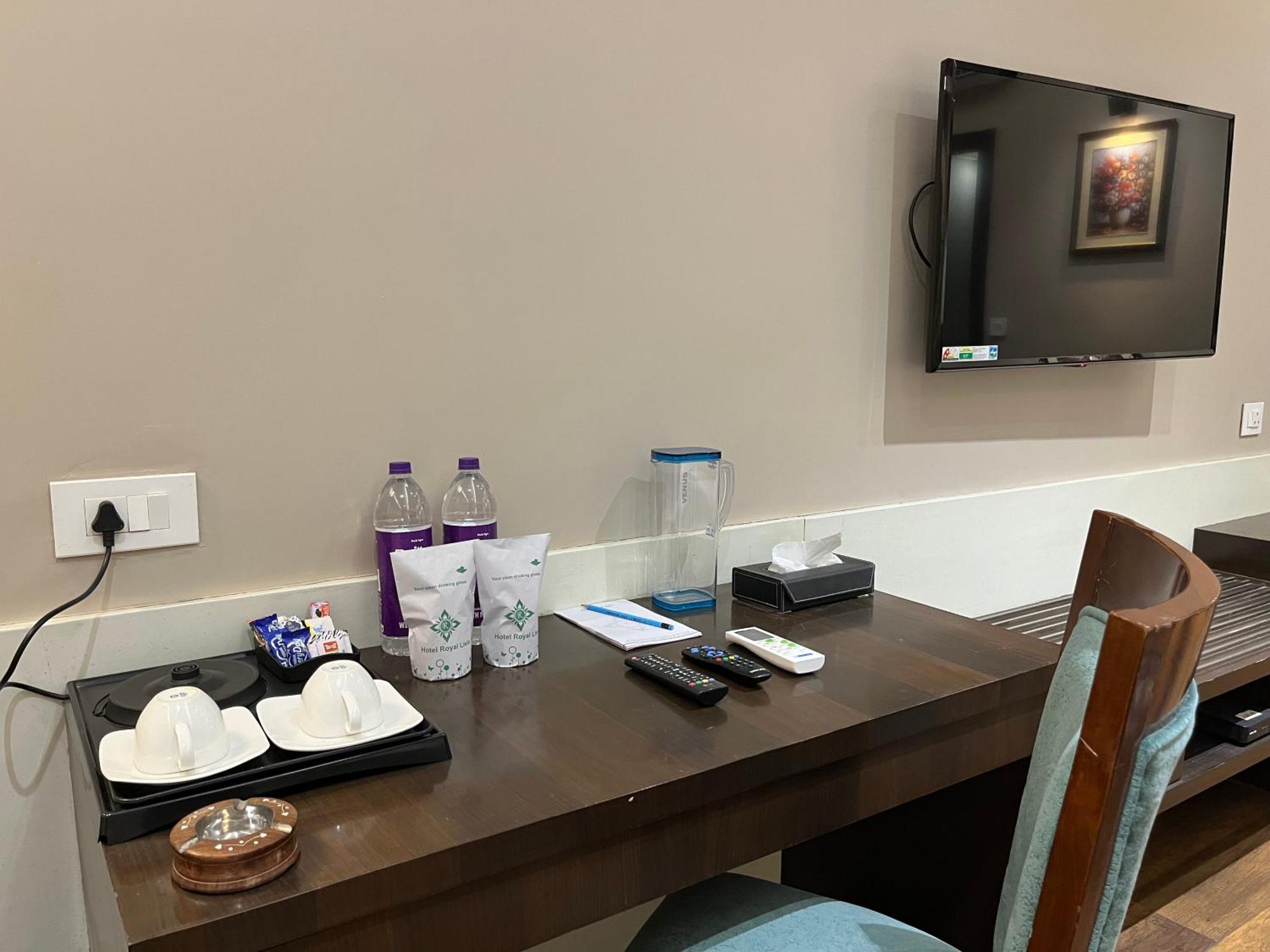 ורנאסי Hotel Royal Livin מראה חיצוני תמונה