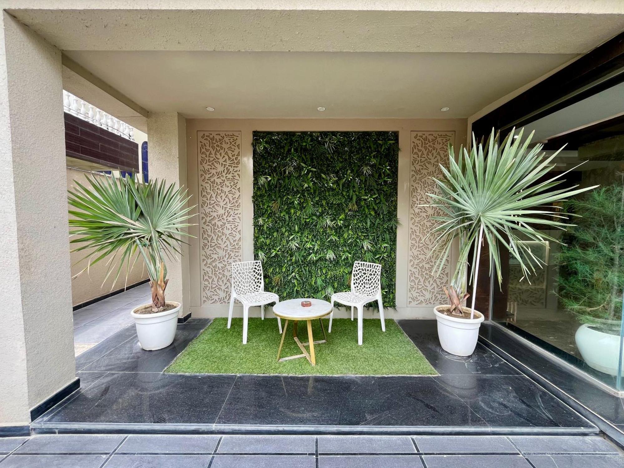 ורנאסי Hotel Royal Livin מראה חיצוני תמונה