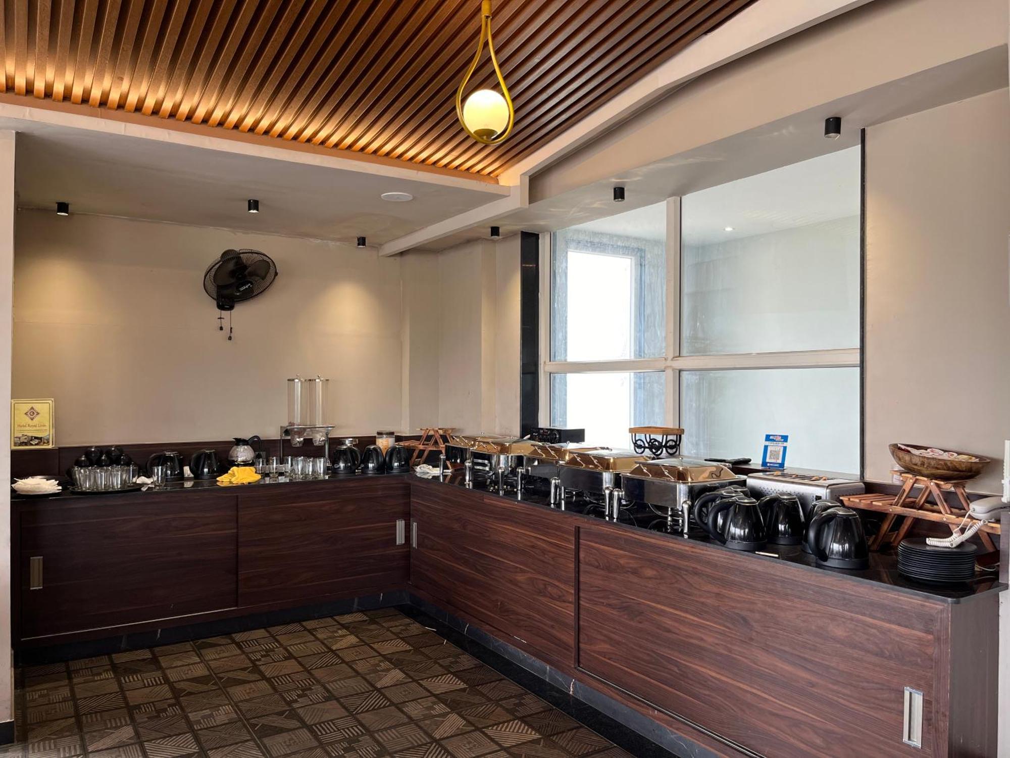 ורנאסי Hotel Royal Livin מראה חיצוני תמונה