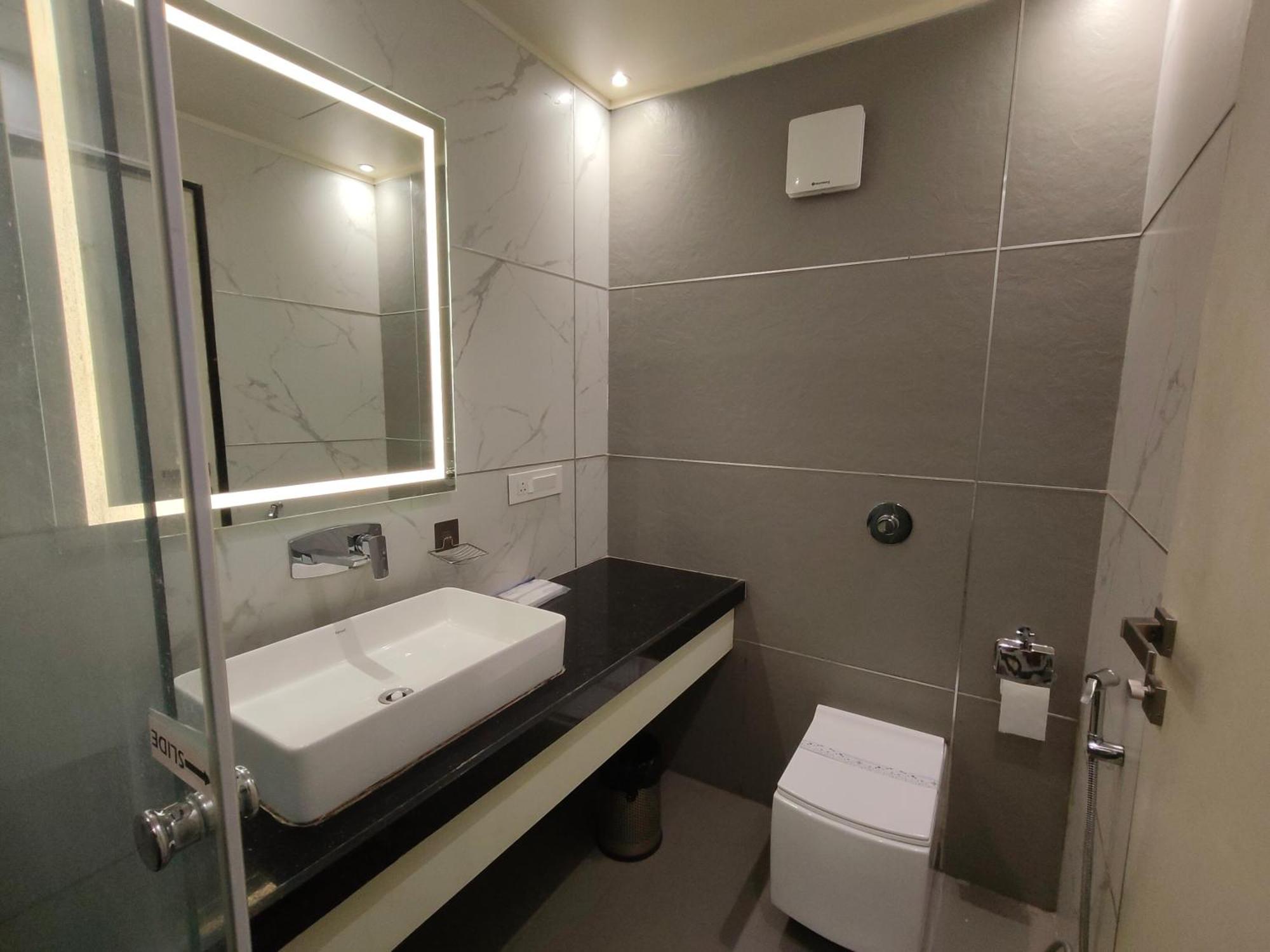ורנאסי Hotel Royal Livin מראה חיצוני תמונה