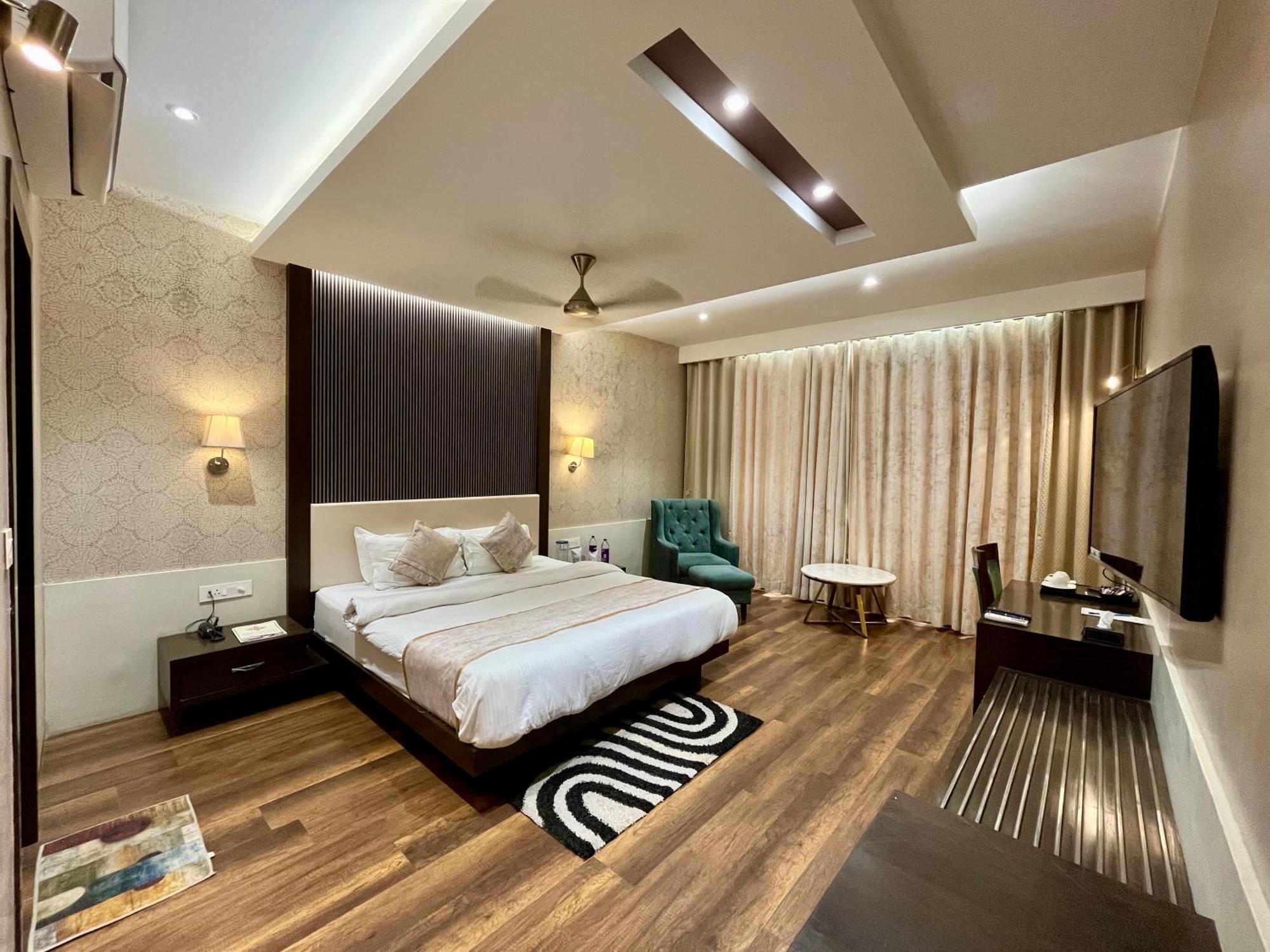 ורנאסי Hotel Royal Livin מראה חיצוני תמונה