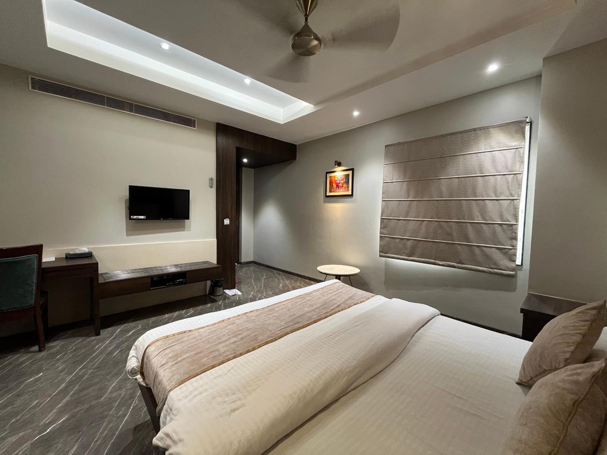 ורנאסי Hotel Royal Livin מראה חיצוני תמונה