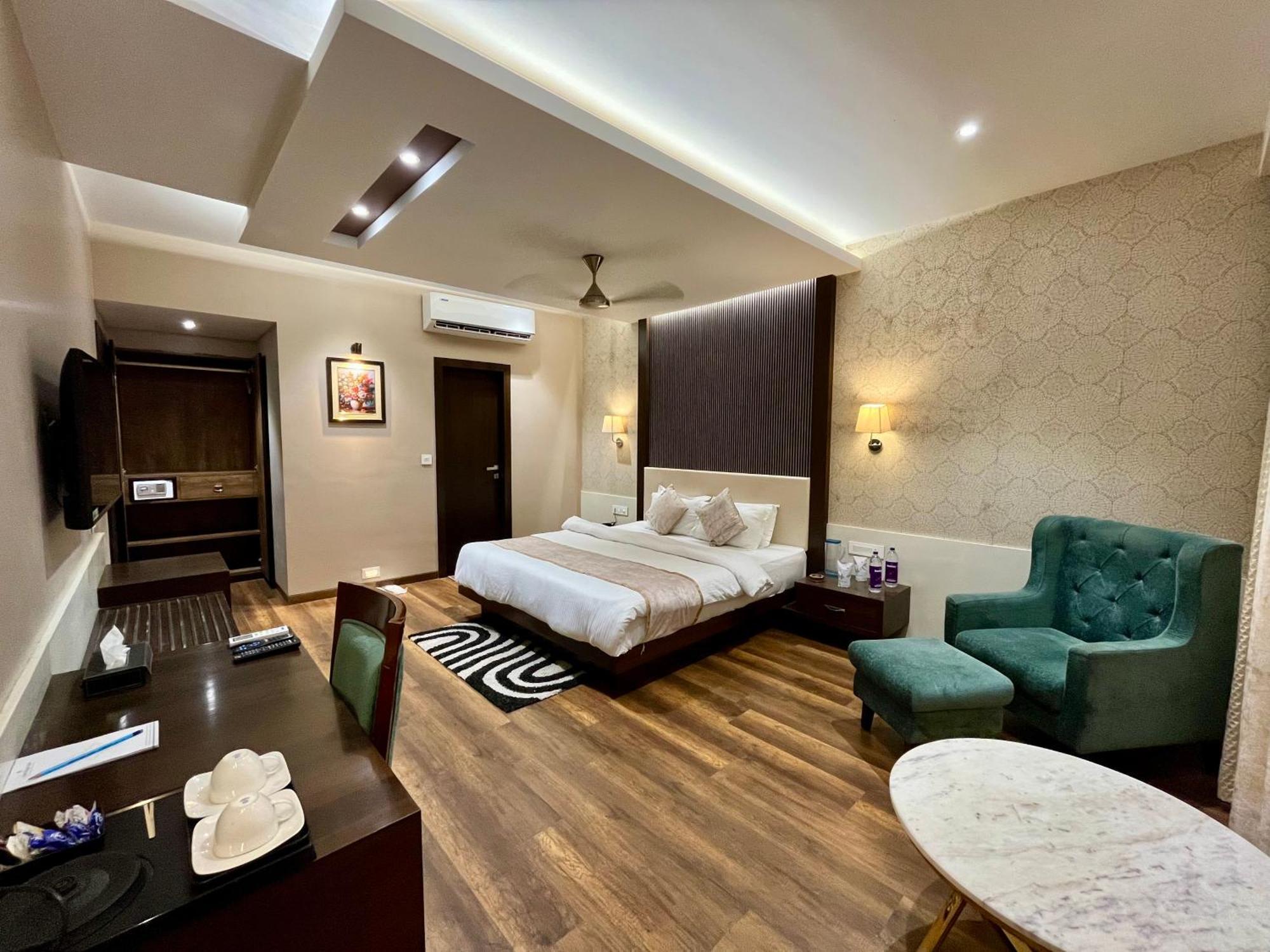 ורנאסי Hotel Royal Livin מראה חיצוני תמונה