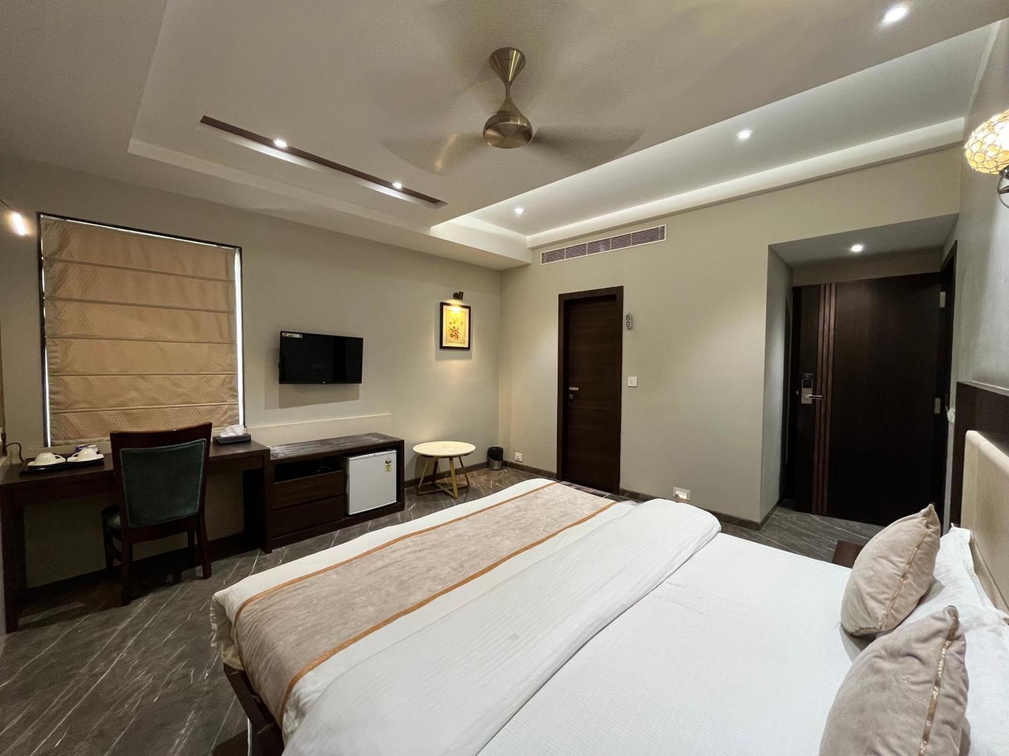 ורנאסי Hotel Royal Livin מראה חיצוני תמונה