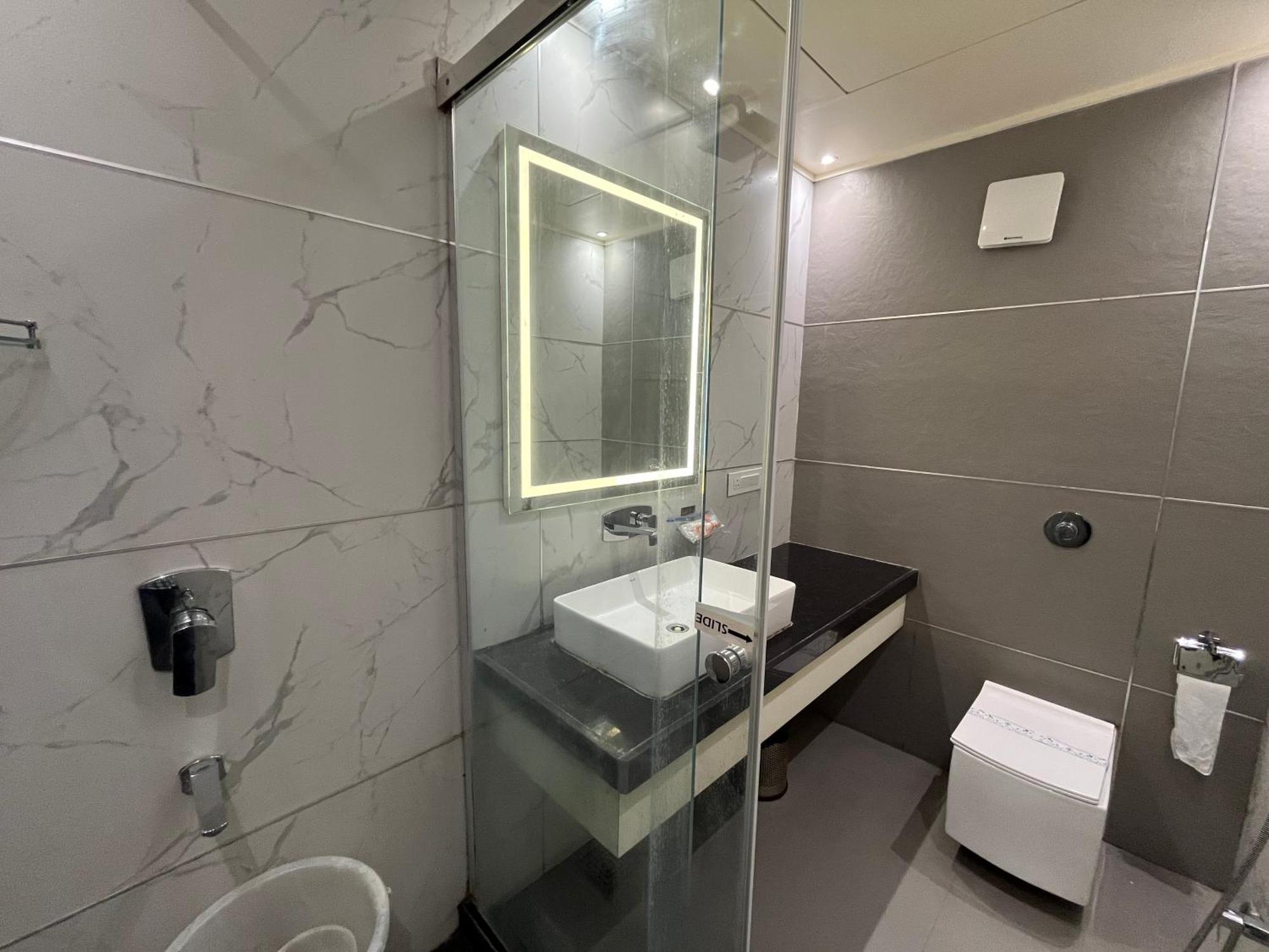 ורנאסי Hotel Royal Livin מראה חיצוני תמונה