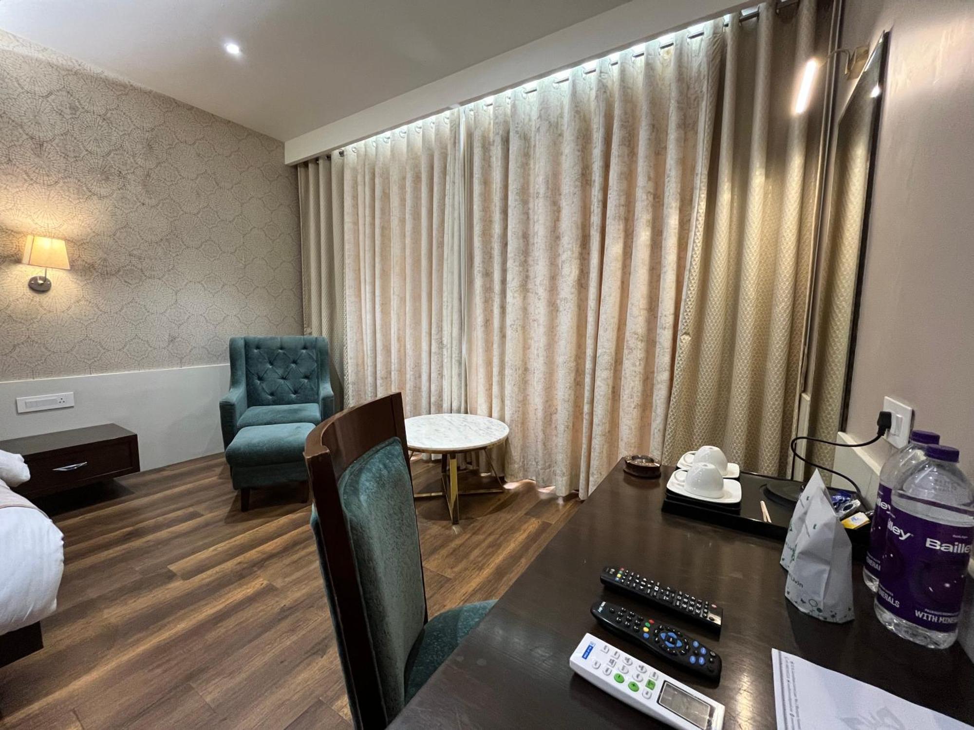 ורנאסי Hotel Royal Livin מראה חיצוני תמונה