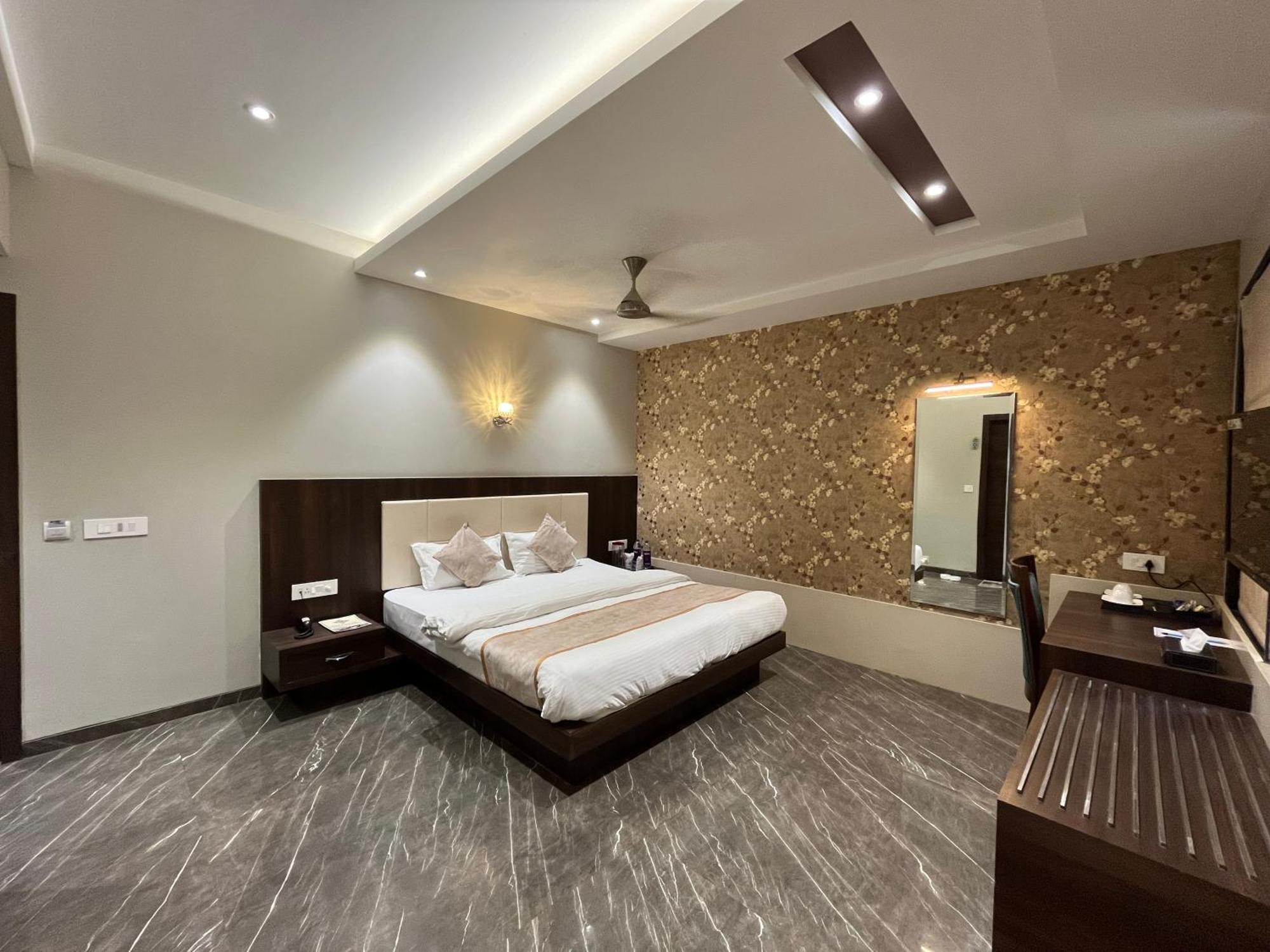 ורנאסי Hotel Royal Livin מראה חיצוני תמונה